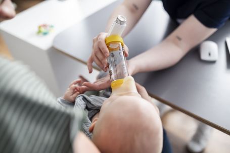 Kleinkind Asthmaspray Inhalation